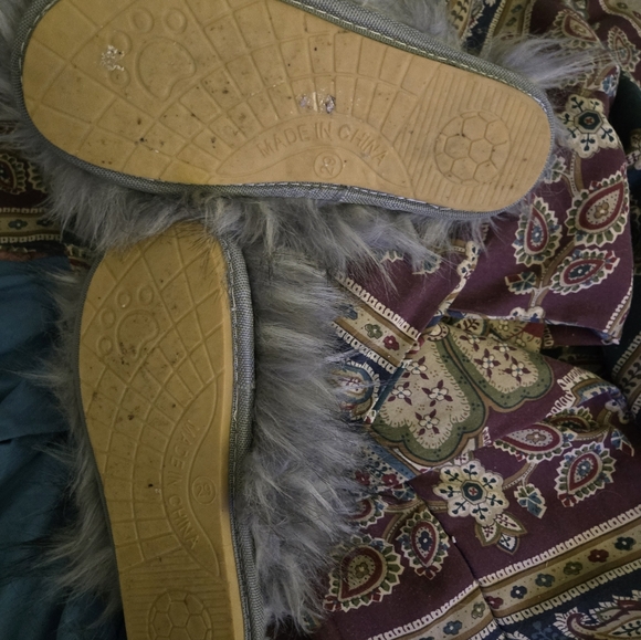 Multi Color Slippers Size Large - Picture 11 of 16